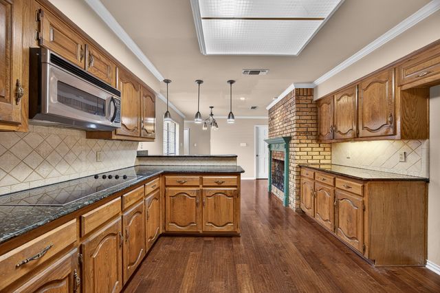 100 Castle Court, Irving, TX 75038