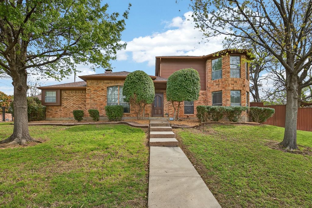 100 Castle Court, Irving, TX 75038