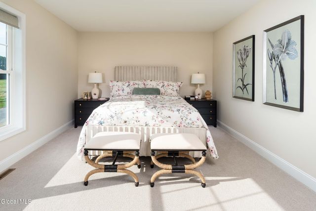 17 Chloes Way, Saratoga Springs, NY 12866