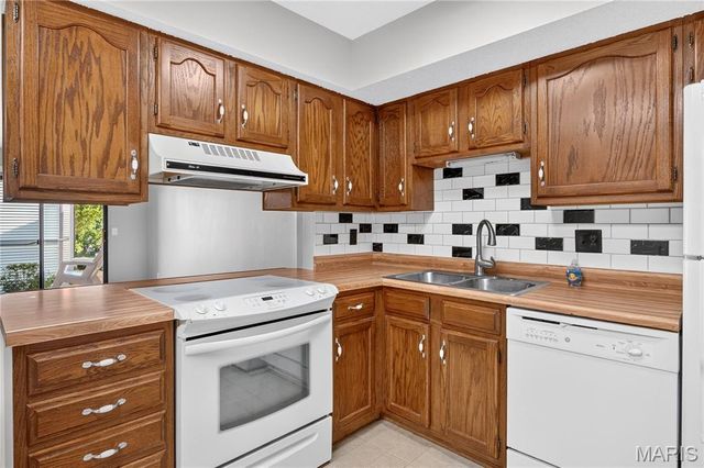 1423 Summergate Parkway H, St Charles, MO 63303