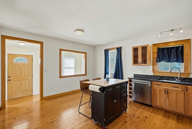 55 Chilmark St, Worcester, MA 01604