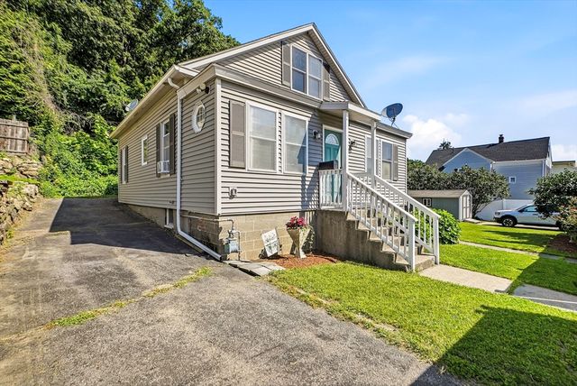 55 Chilmark St, Worcester, MA 01604