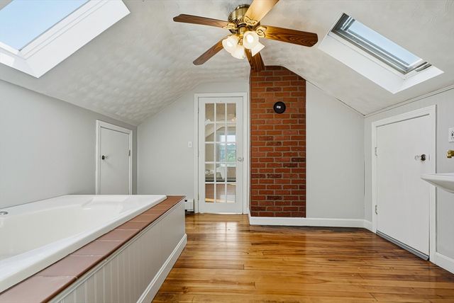 55 Chilmark St, Worcester, MA 01604