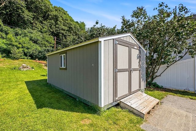 55 Chilmark St, Worcester, MA 01604