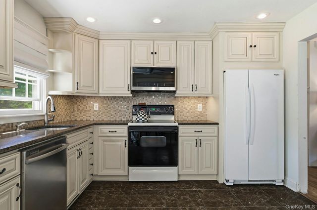 62 Smith Street, Greenlawn, NY 11740