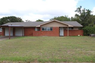 1417 Thompson Drive, Graham, TX 76450
