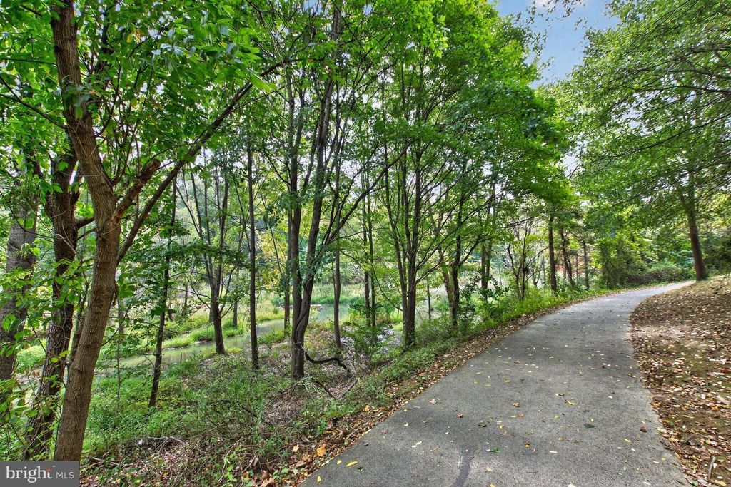 23 SWANTON LN #100, Gaithersburg, MD 20878