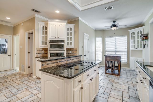 9406 S Longwood Drive, Granbury, TX 76049