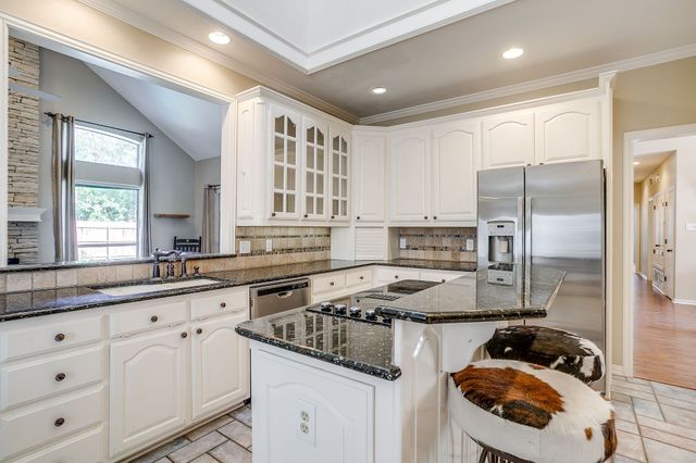 9406 S Longwood Drive, Granbury, TX 76049
