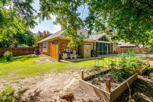 9406 S Longwood Drive, Granbury, TX 76049