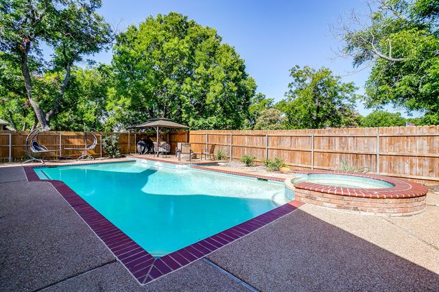 9406 S Longwood Drive, Granbury, TX 76049