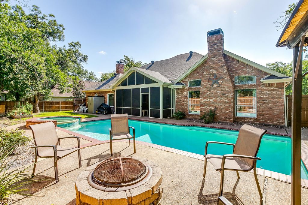 9406 S Longwood Drive, Granbury, TX 76049