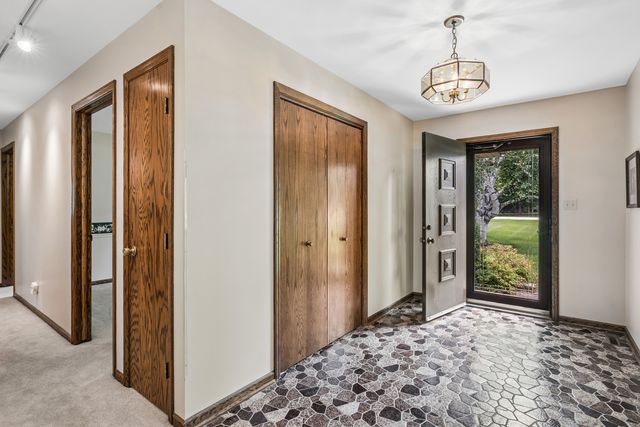 3035 Red Barn Road, Crystal Lake, IL 60012