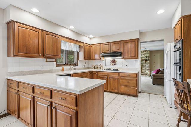3035 Red Barn Road, Crystal Lake, IL 60012