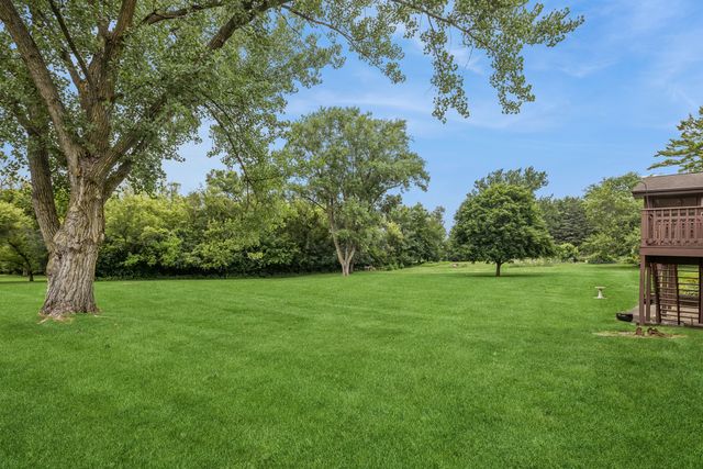 3035 Red Barn Road, Crystal Lake, IL 60012