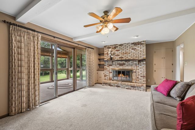 3035 Red Barn Road, Crystal Lake, IL 60012