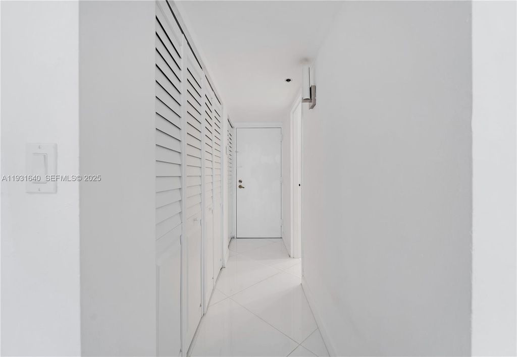 Image 11 of property listing at 7601 E Treasure Dr 819, North Bay Village, FL 33141