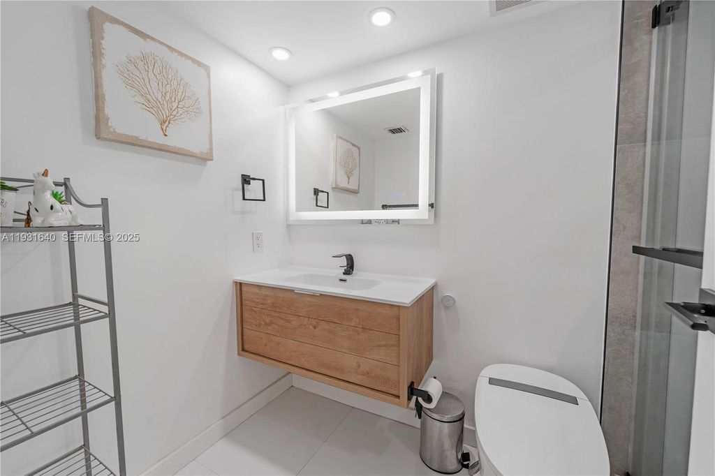 Image 12 of property listing at 7601 E Treasure Dr 819, North Bay Village, FL 33141