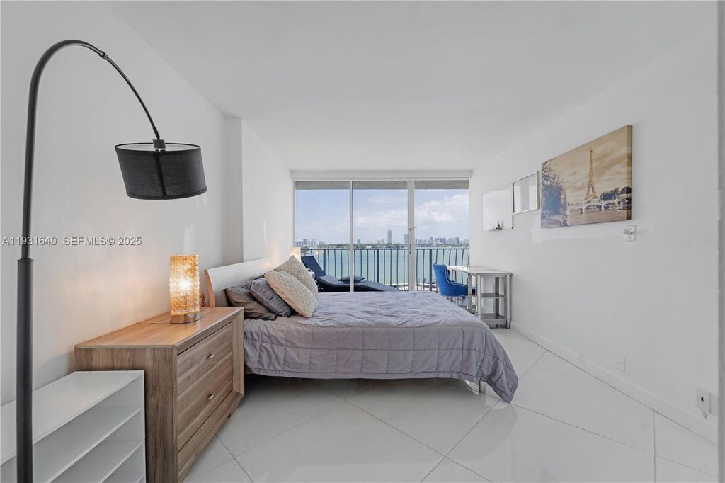 Image 19 of property listing at 7601 E Treasure Dr 819, North Bay Village, FL 33141