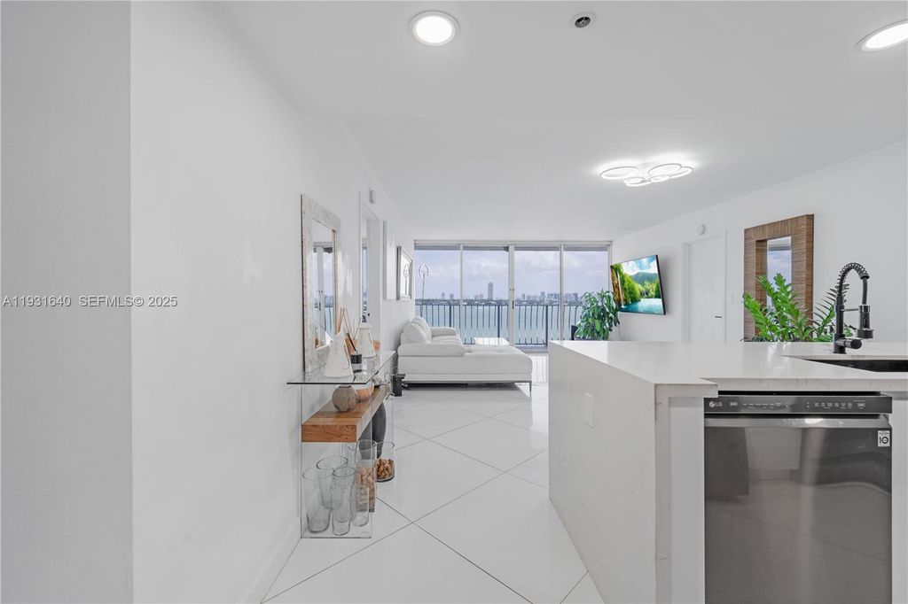 Image 2 of property listing at 7601 E Treasure Dr 819, North Bay Village, FL 33141