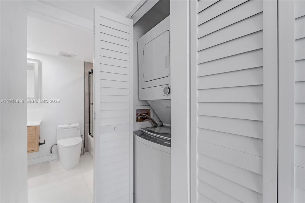 Image 21 of property listing at 7601 E Treasure Dr 819, North Bay Village, FL 33141