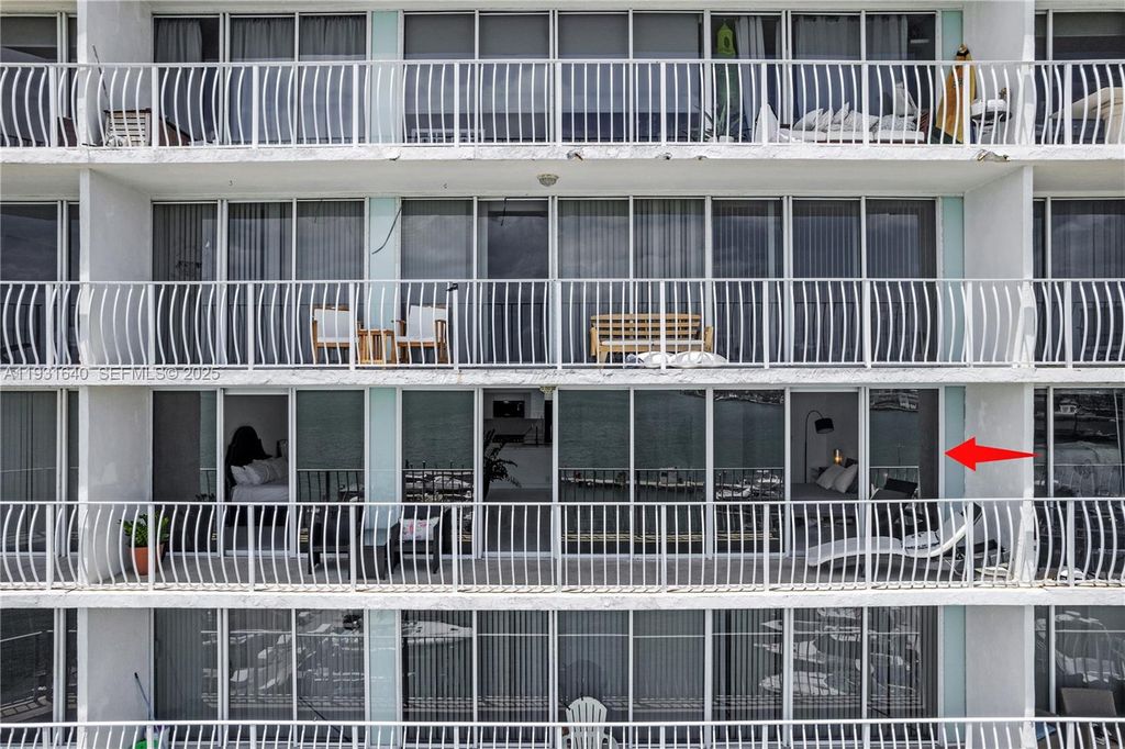 Image 26 of property listing at 7601 E Treasure Dr 819, North Bay Village, FL 33141