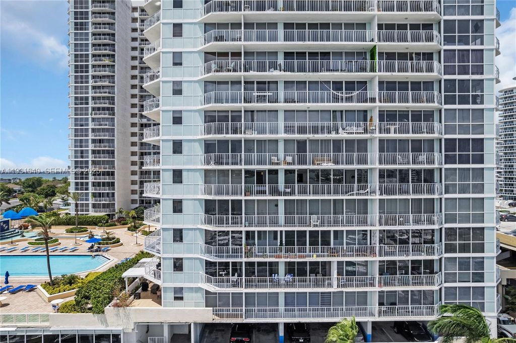 Image 28 of property listing at 7601 E Treasure Dr 819, North Bay Village, FL 33141