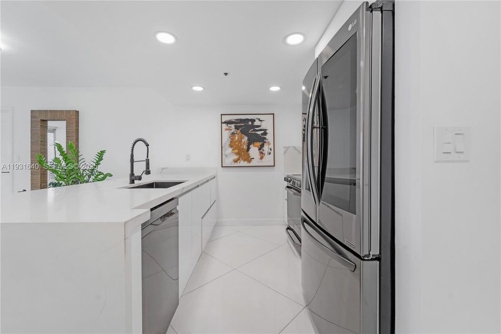 Image 3 of property listing at 7601 E Treasure Dr 819, North Bay Village, FL 33141