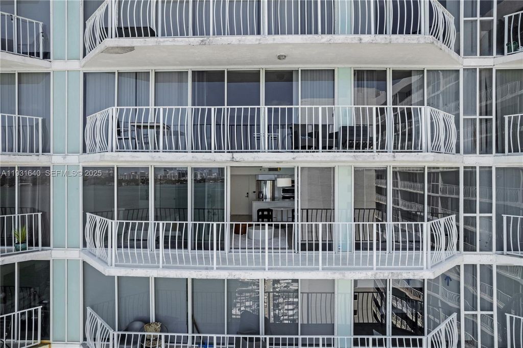 Image 31 of property listing at 7601 E Treasure Dr 819, North Bay Village, FL 33141