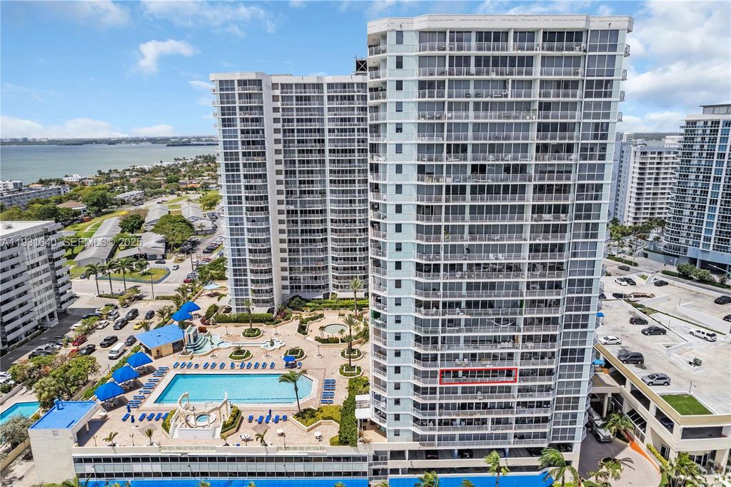 Image 32 of property listing at 7601 E Treasure Dr 819, North Bay Village, FL 33141