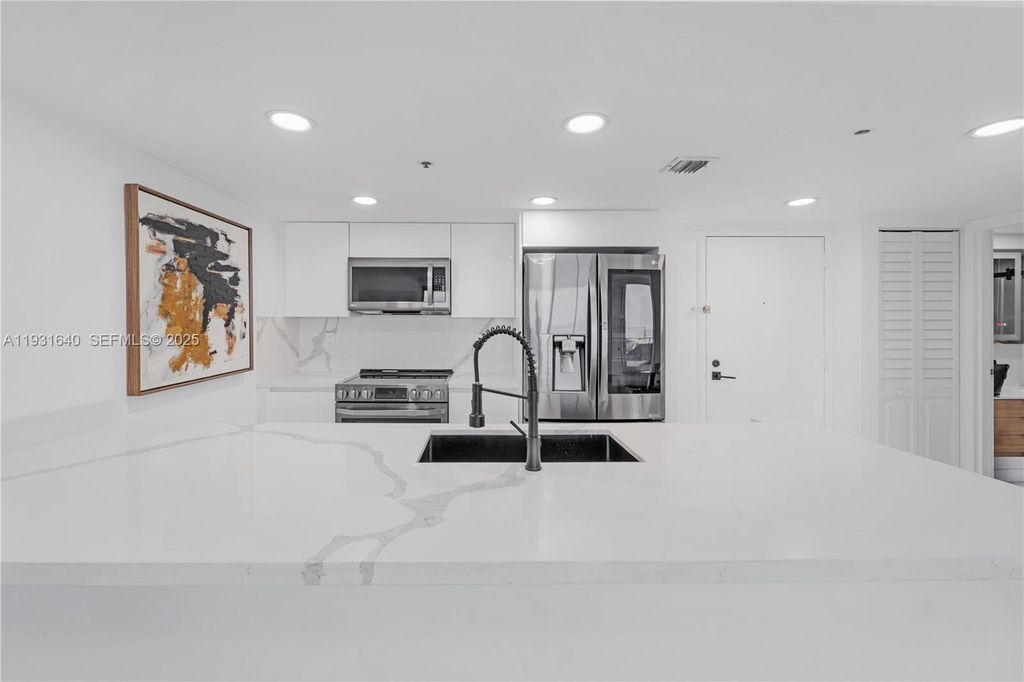 Image 4 of property listing at 7601 E Treasure Dr 819, North Bay Village, FL 33141