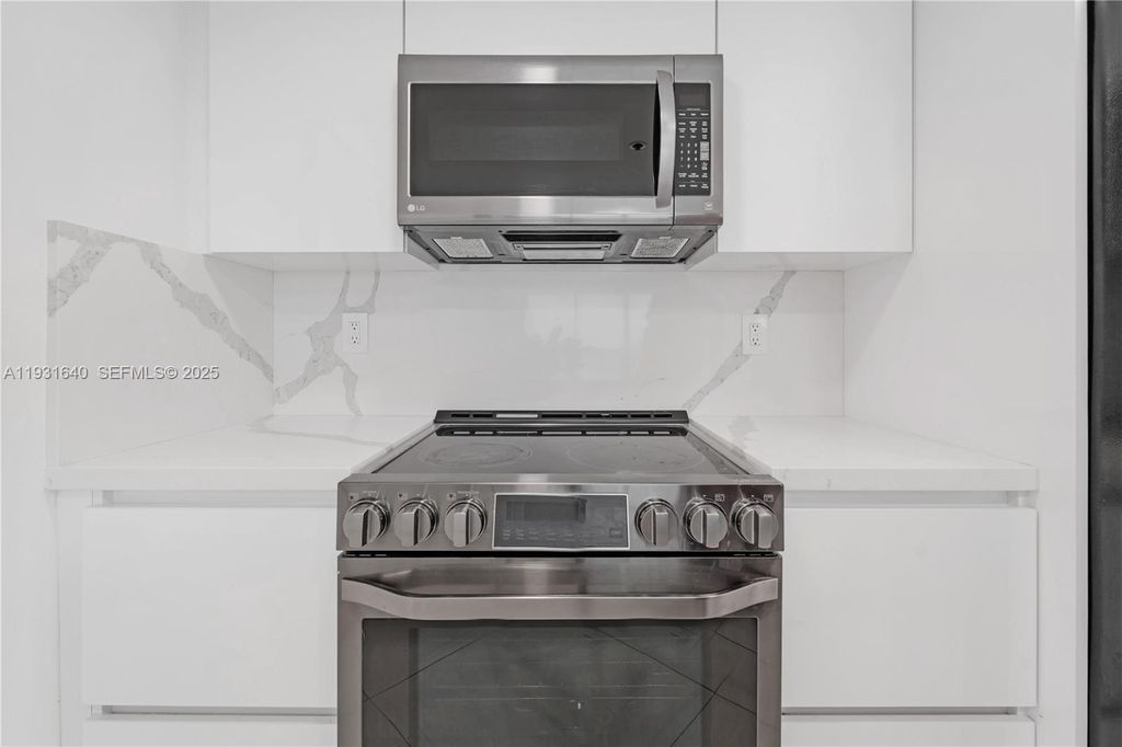 Image 5 of property listing at 7601 E Treasure Dr 819, North Bay Village, FL 33141