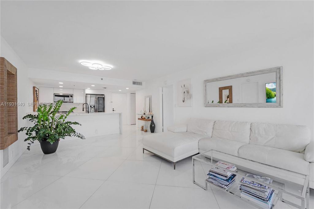 Image 7 of property listing at 7601 E Treasure Dr 819, North Bay Village, FL 33141