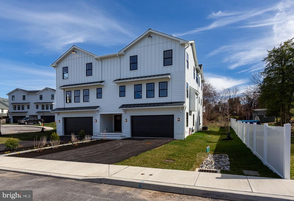 981 HENRY AVE, Wayne, PA 19087