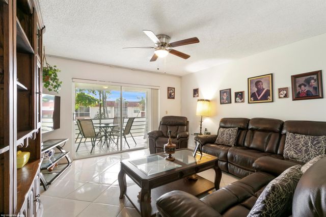 12005 Poinciana Boulevard 205, Royal Palm Beach, FL 33411