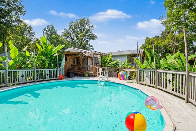 1040 Nosegay Rd, White Bluff, TN 37187