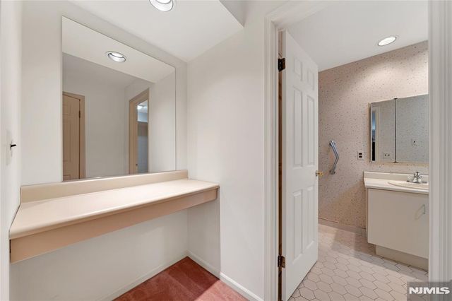 22 Peach Hill Court, Ramsey, NJ 07446