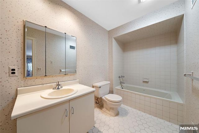 22 Peach Hill Court, Ramsey, NJ 07446