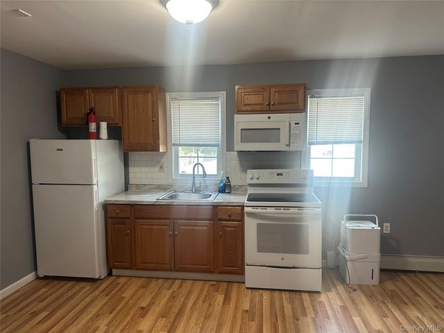 18 Mill Lane, Medford, NY 11763