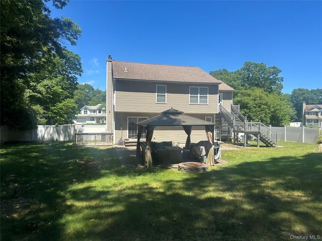 18 Mill Lane, Medford, NY 11763