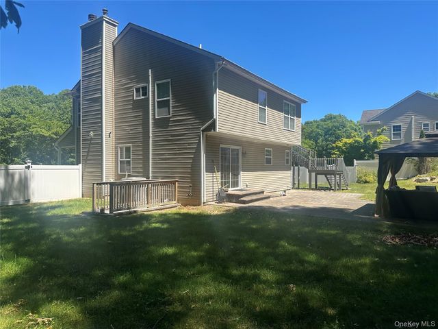 18 Mill Lane, Medford, NY 11763