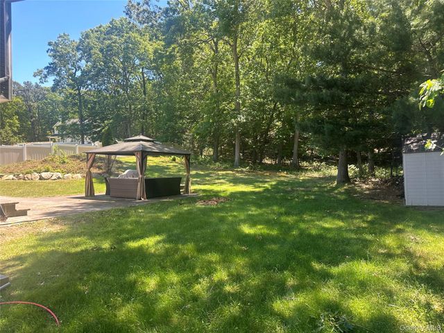 18 Mill Lane, Medford, NY 11763