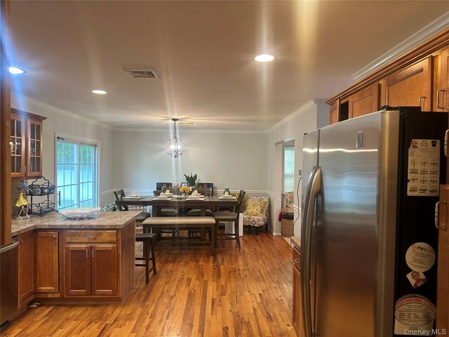 18 Mill Lane, Medford, NY 11763