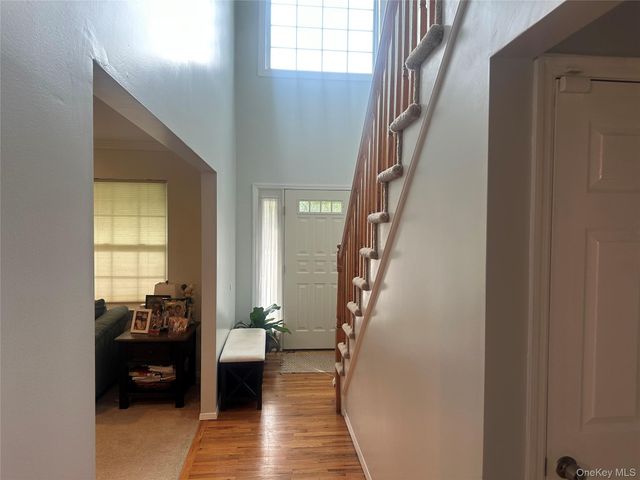 18 Mill Lane, Medford, NY 11763
