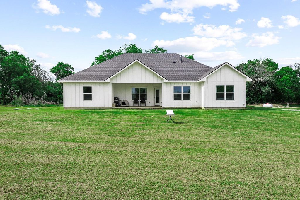 1350 County RD 4040 Road, Ector, TX 75439