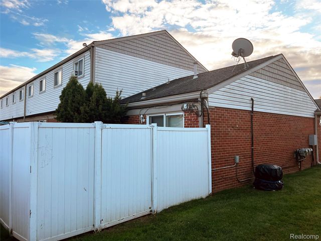 25746 Salem 20, Roseville, MI 48066