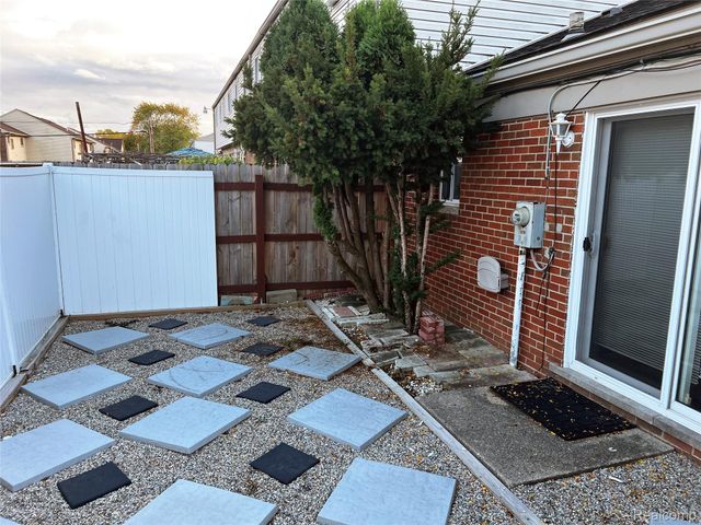 25746 Salem 20, Roseville, MI 48066