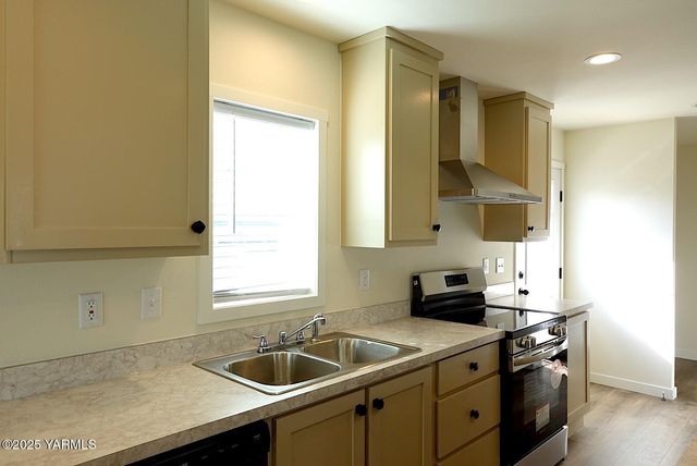 1011 N 34th Ave Trlr 59, Yakima, WA 98902