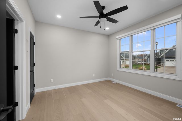 5188 S RICHMOND Circle, Bettendorf, IA 52722