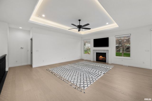 5188 S RICHMOND Circle, Bettendorf, IA 52722